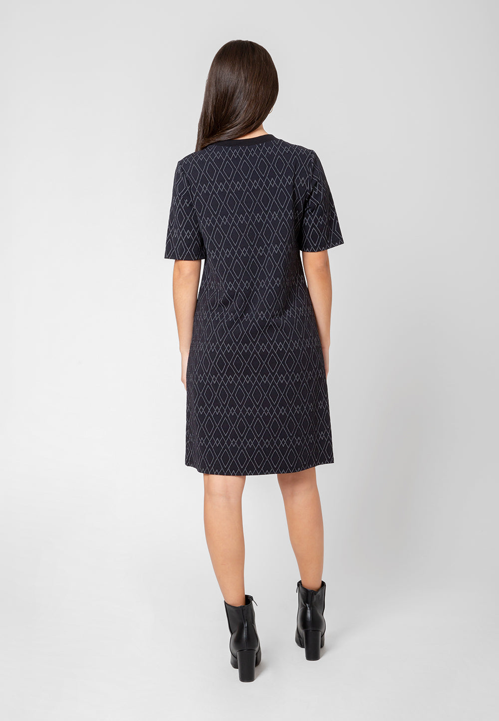 Leota Women's Short Sleeve Maddie Dress in Diamond Lines Luxe Jacquard Black - Bild 11 von 12