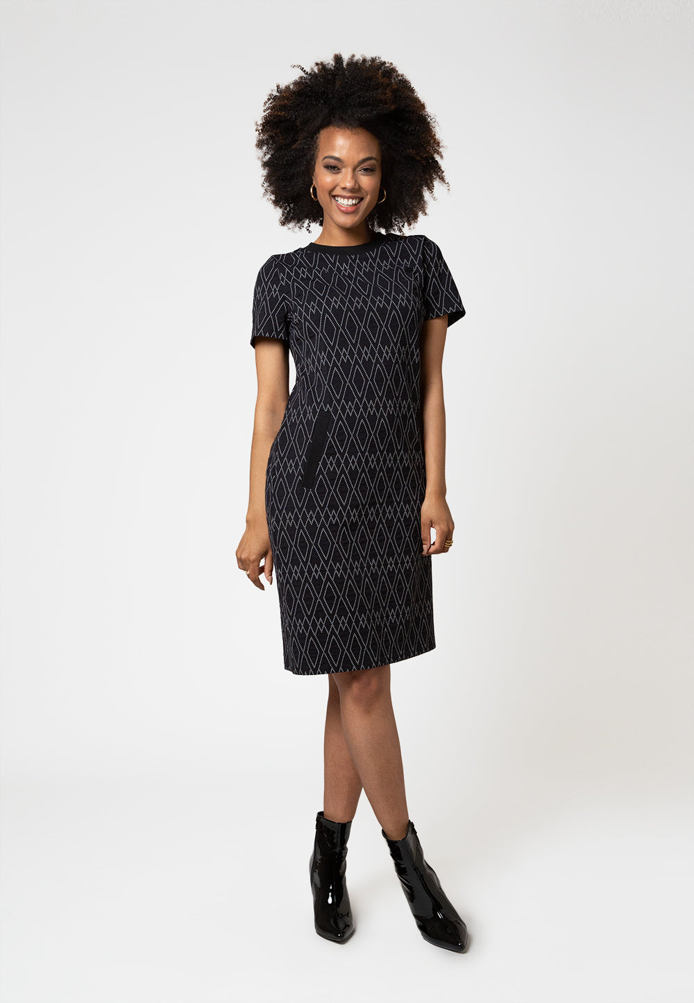 Leota Women's Short Sleeve Maddie Dress in Diamond Lines Luxe Jacquard Black - Bild 4 von 12